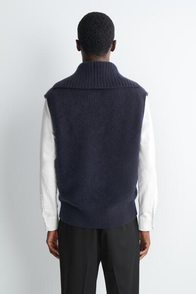 COS ボタン付きカシミヤファネルネックベスト