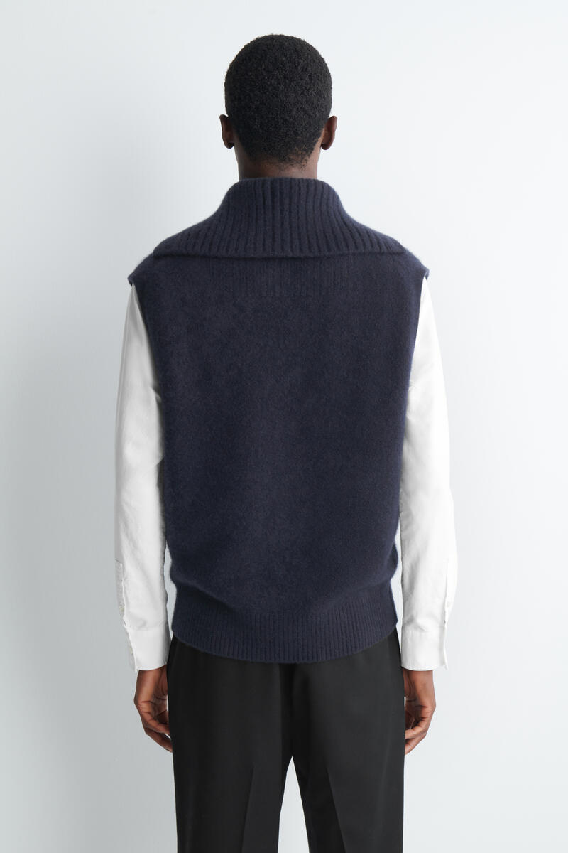 COS ボタン付きカシミヤファネルネックベスト