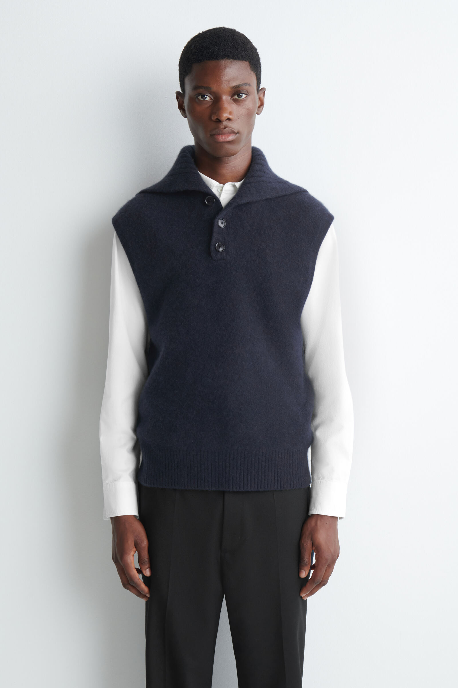 BUTTONED CASHMERE FUNNEL-NECK VEST ボタン付きカシミヤファネル