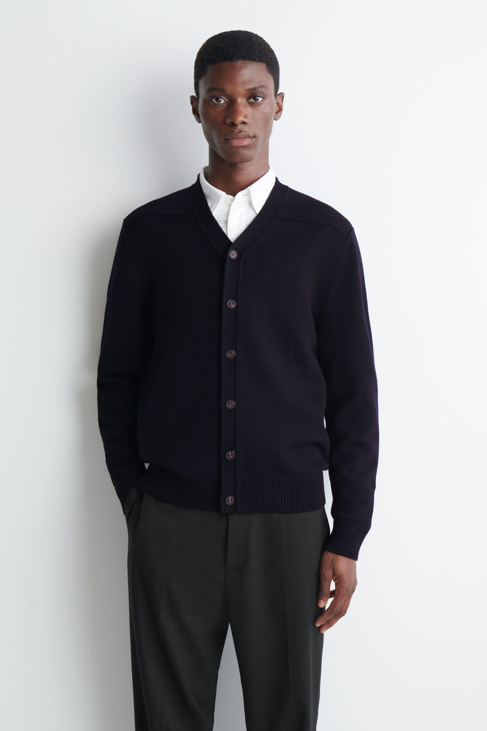 MERINO WOOL V-NECK CARDIGAN メリノウール Vネックカーディガン MERINO WOOL V-NECK CARDIGAN メリノウール Vネックカーディガン