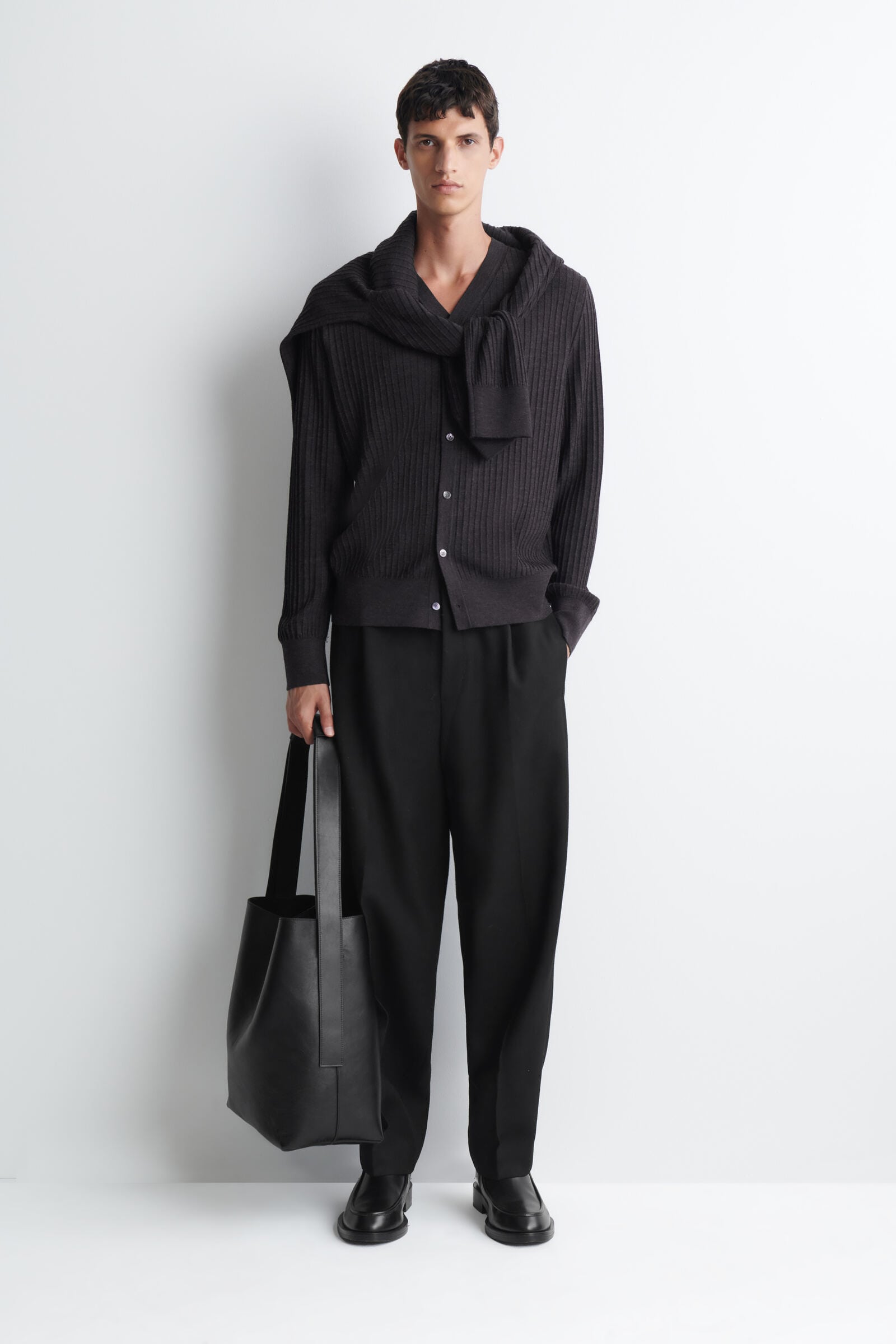 TOTE BAG - LEATHER レザートートバッグ CARBON｜COS コス 公式
