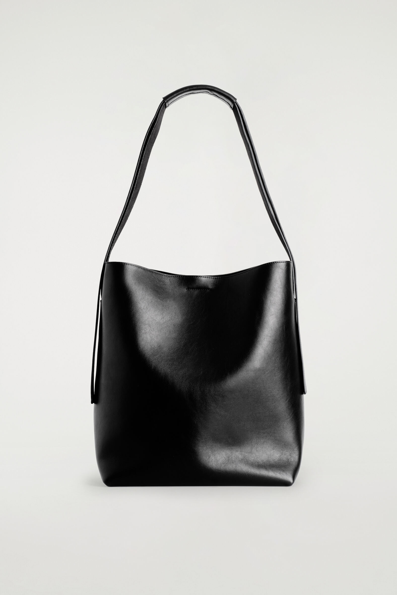 TOTE BAG - LEATHER レザートートバッグ CARBON｜COS コス 公式