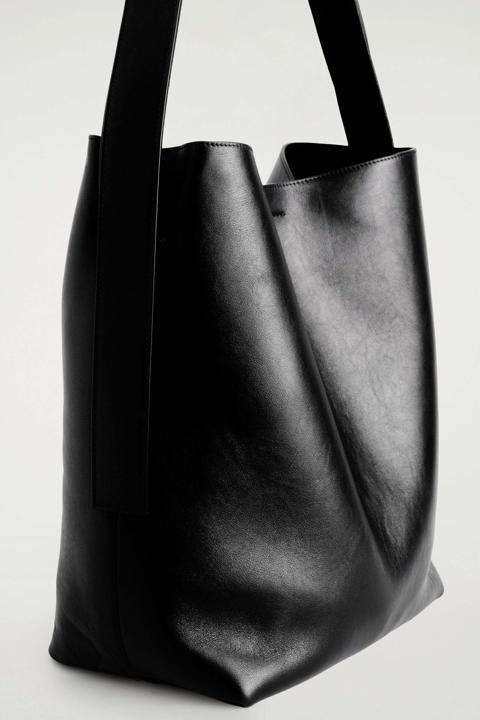TOTE BAG - LEATHER レザートートバッグ CARBON｜COS コス 公式
