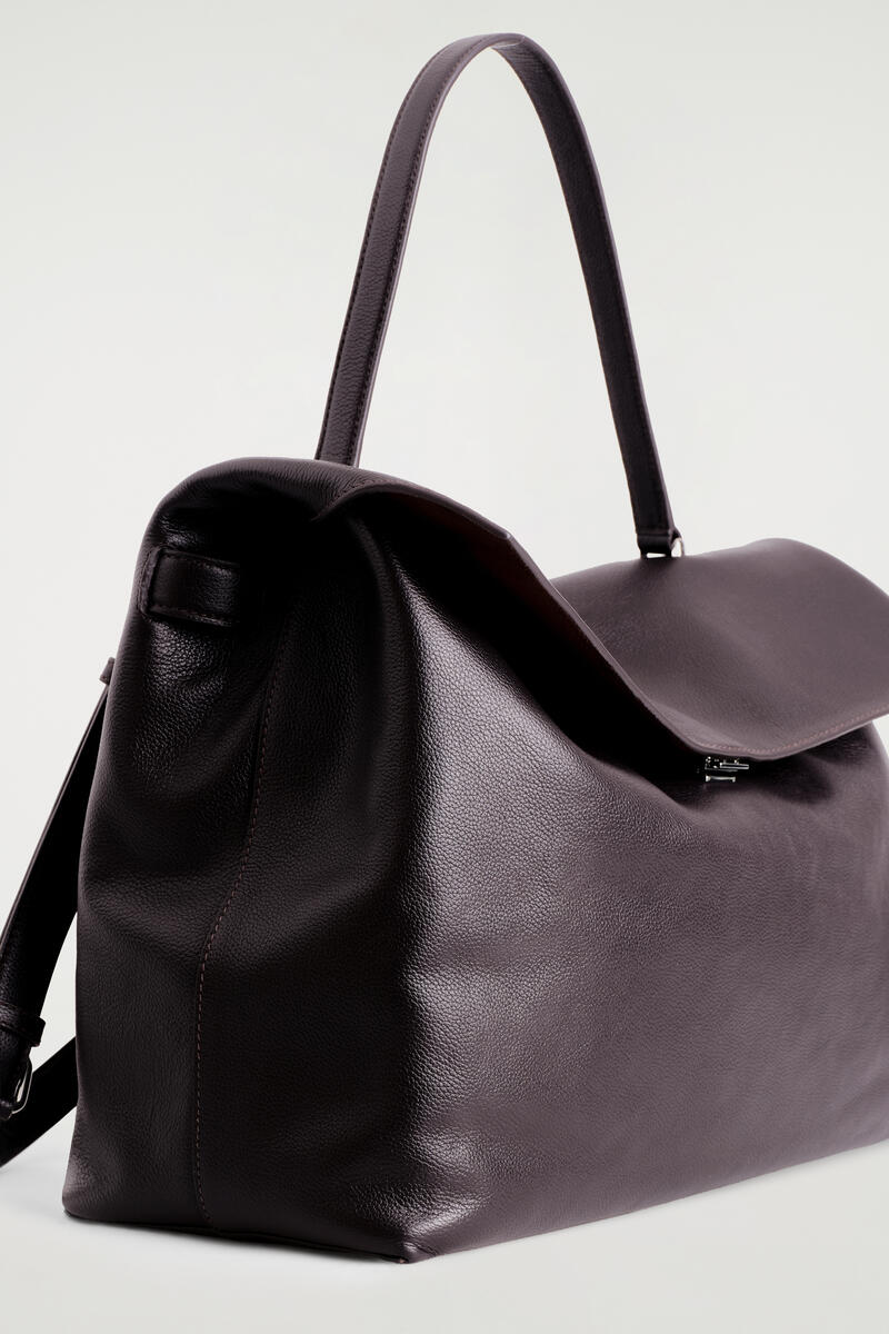 SOFT FLAP BAG - LEATHER ソフトフラップバッグ - レザー BROWN｜COS