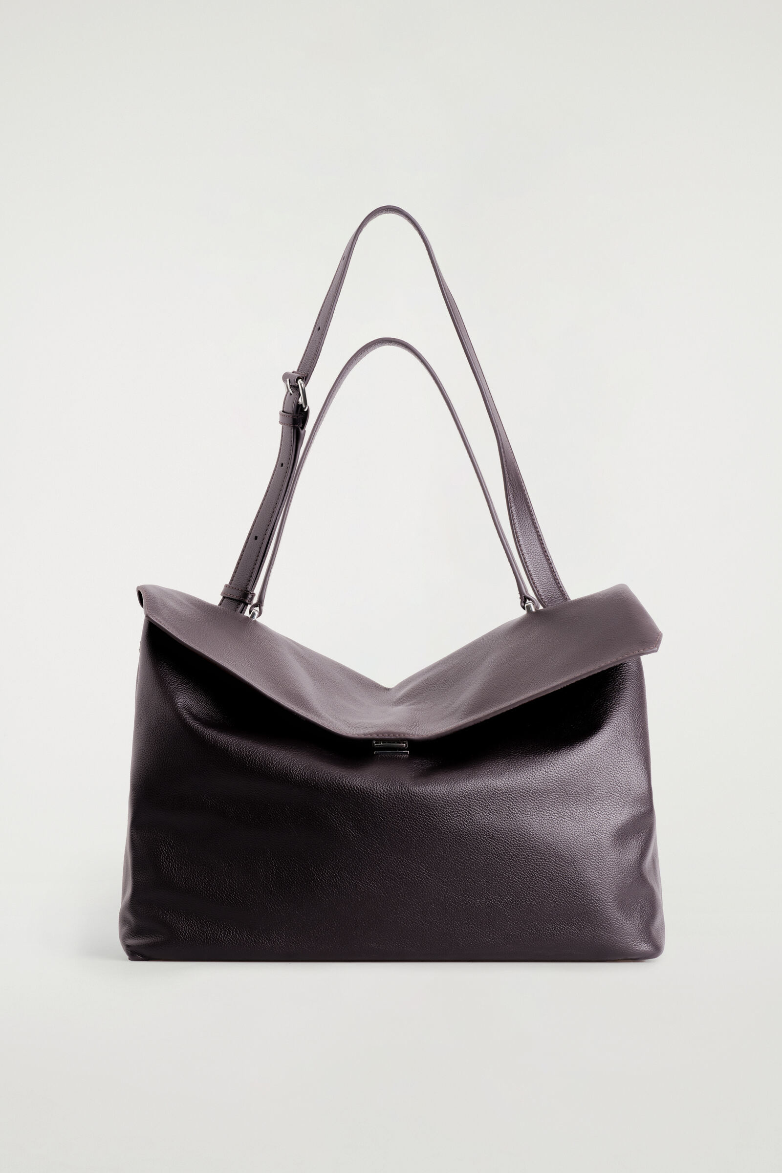 SOFT FLAP BAG - LEATHER ソフトフラップバッグ - レザー BROWN｜COS