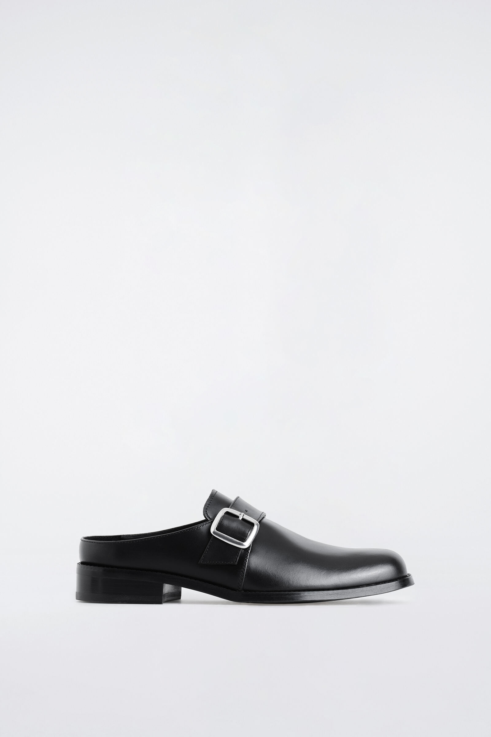 BUCKLED LEATHER MULES バックル レザーミュール ブラック｜COS コス