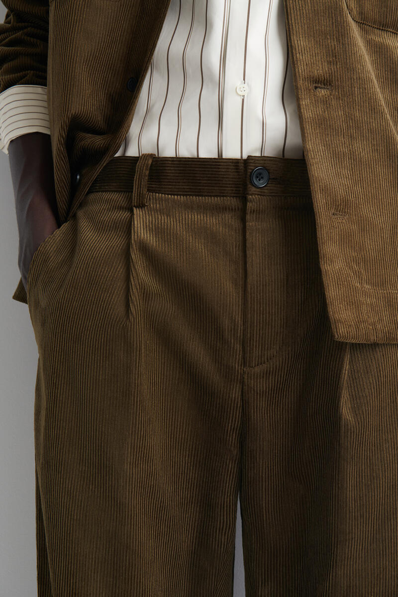 COS プリーツ リラックスフィット テーパード コーデュロイパンツ