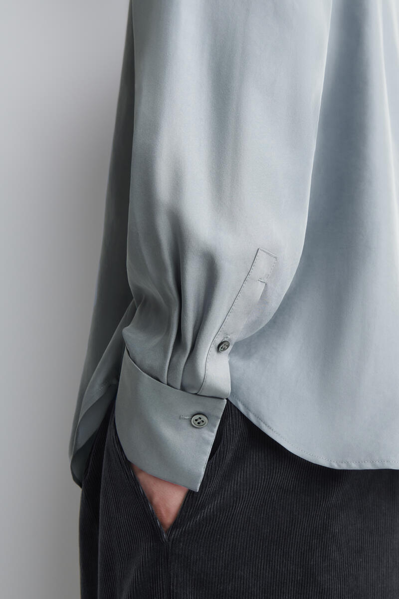 COS リラックス シルクシャツ