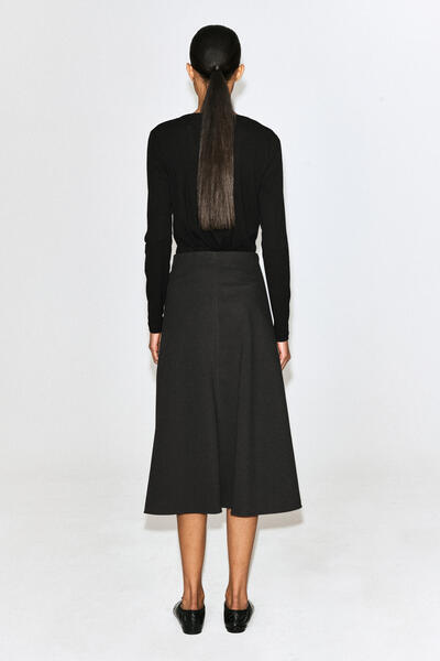 COS ツイストディテール ジャージーミディスカート