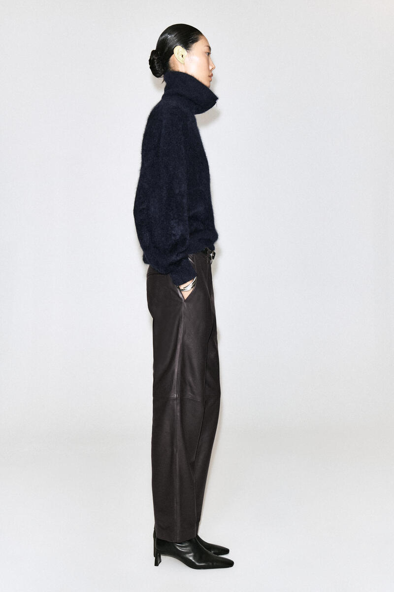 COS レザーストレートレッグパンツ