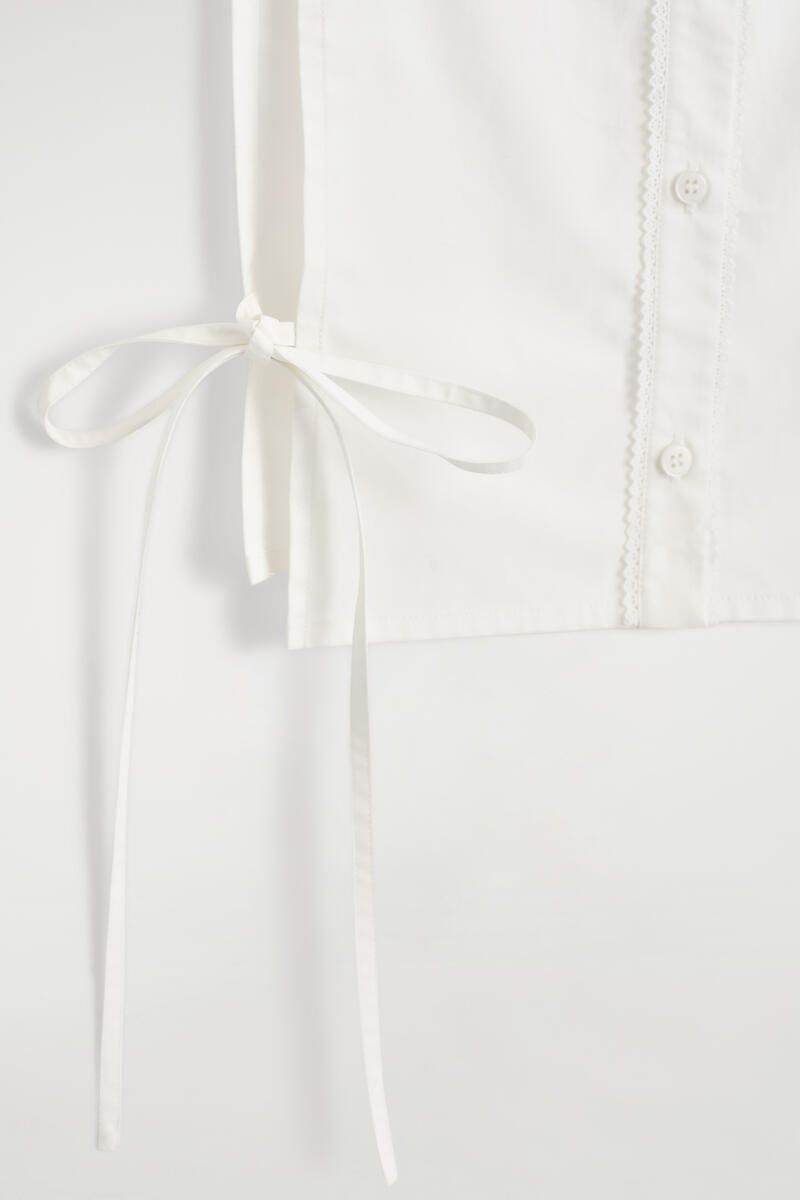 COS 刺繍入りコットンビブ