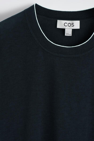 COS コントラストトリム入り シルクコットン Tシャツ