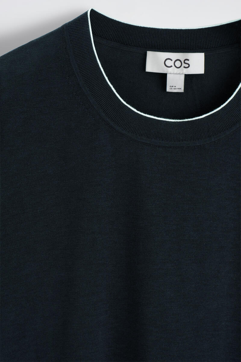 COS コントラストトリム入り シルクコットン Tシャツ