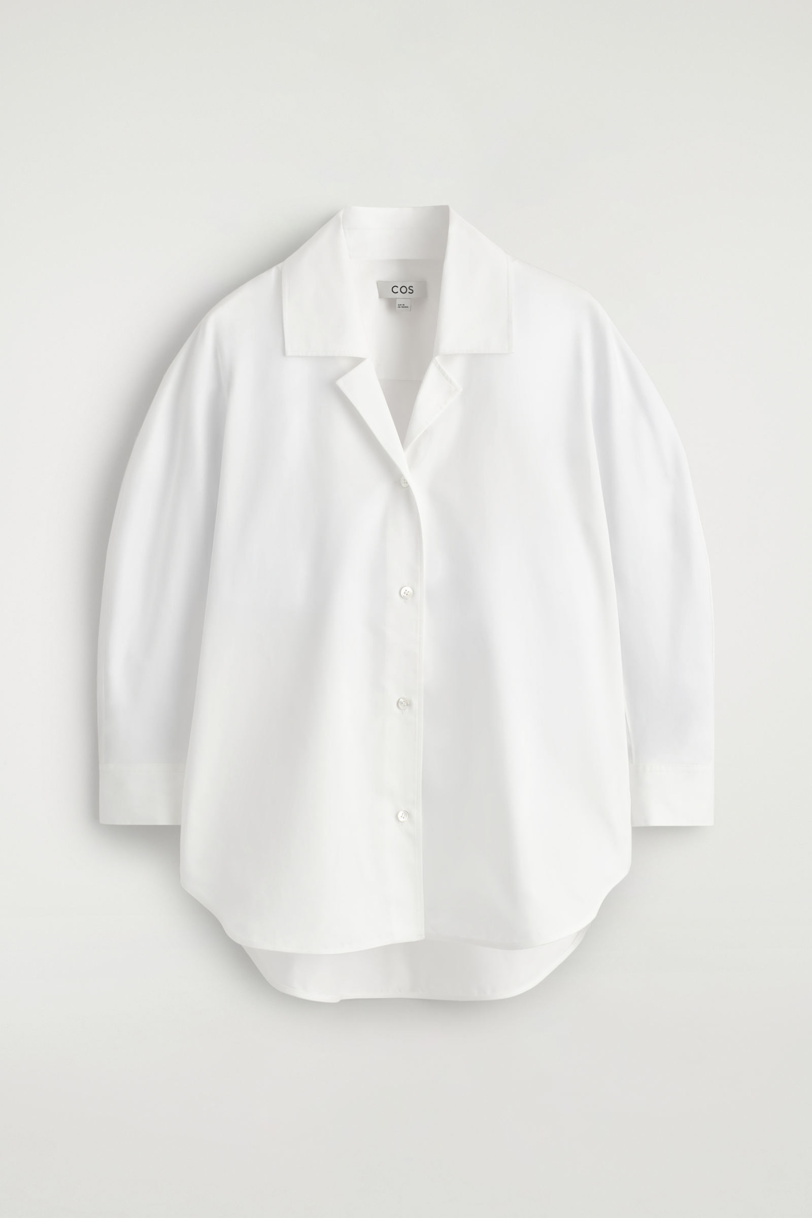 彫刻的なコットンシャツ