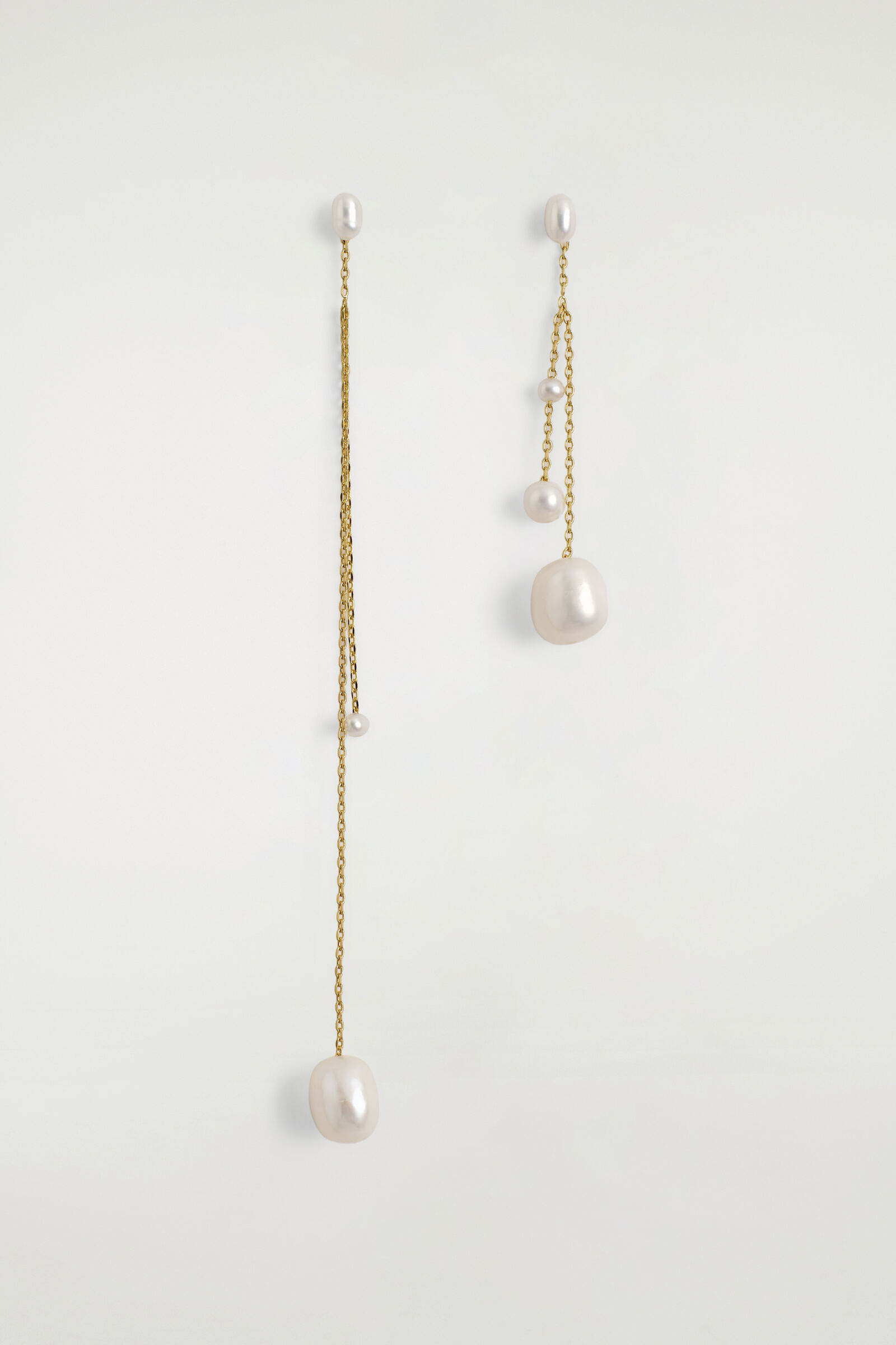MISMATCHED CHAIN FRESHWATER PEARL EARRINGSPEARL / GOLD