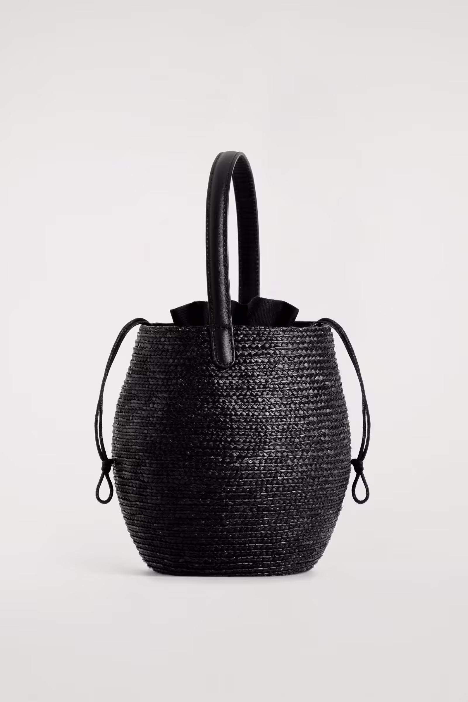 SCULPTED BUCKET BAG - STRAWBLACK