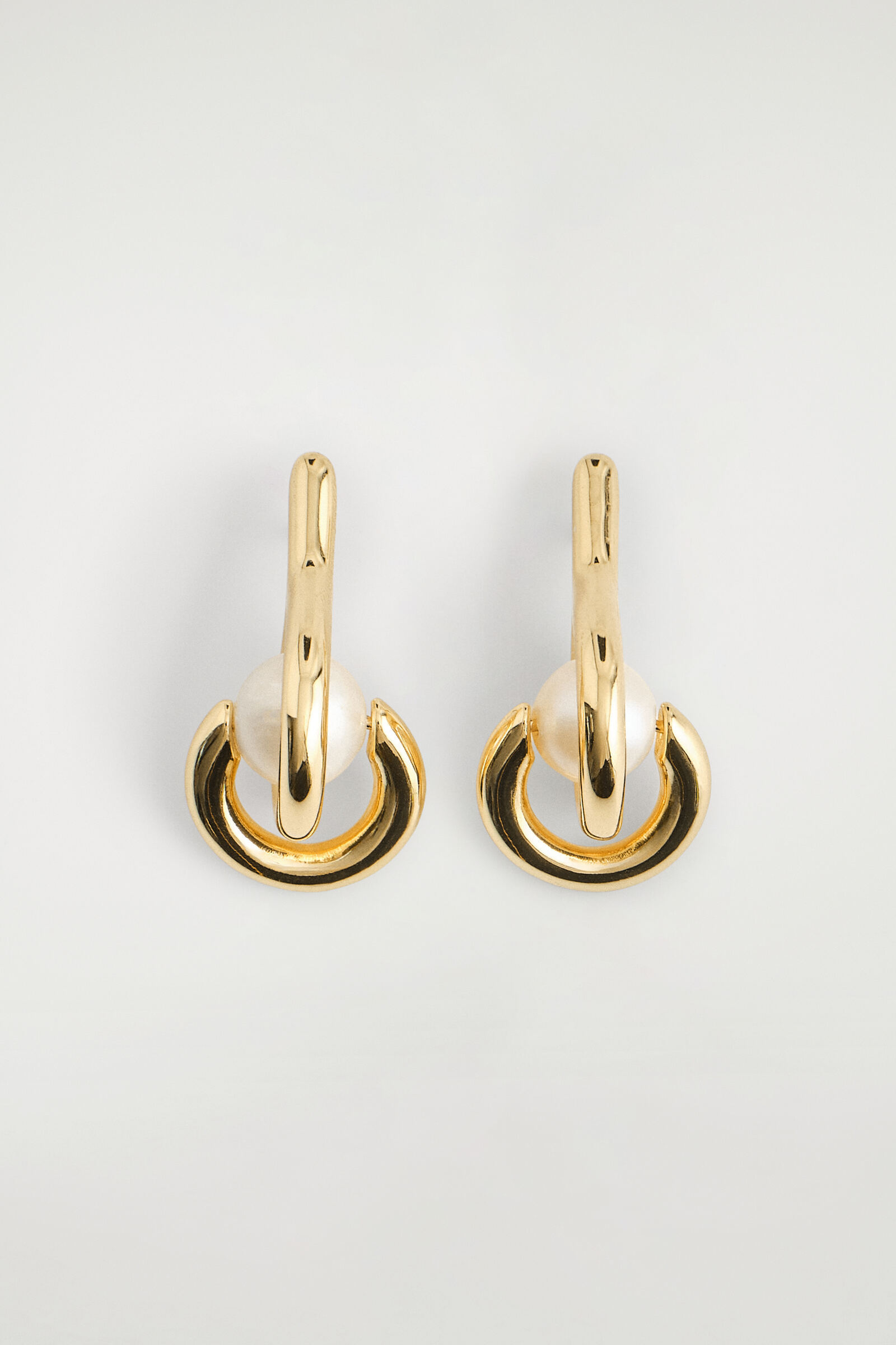 SCULPTURAL PEARL EARRINGSGOLD / PEARL