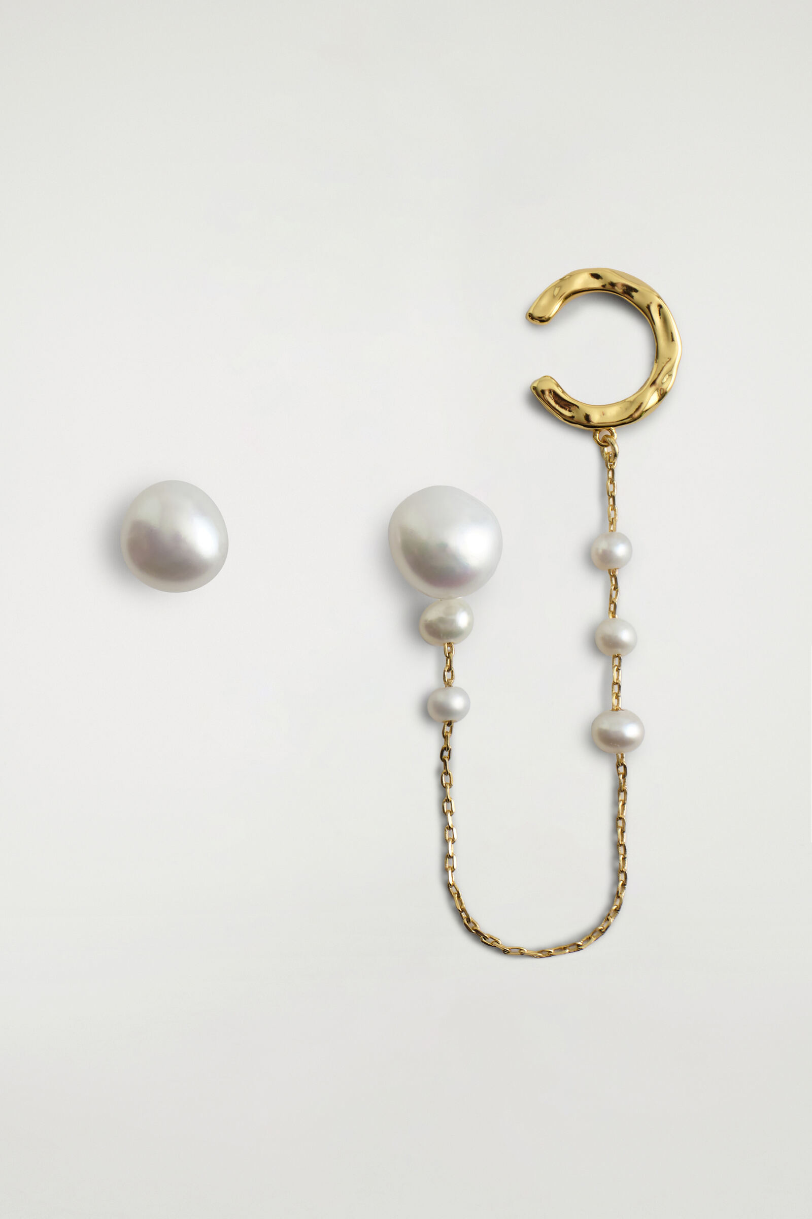 ASYMMETRIC FRESHWATER PEARL CHAIN CUFF EARRINGSGOLD