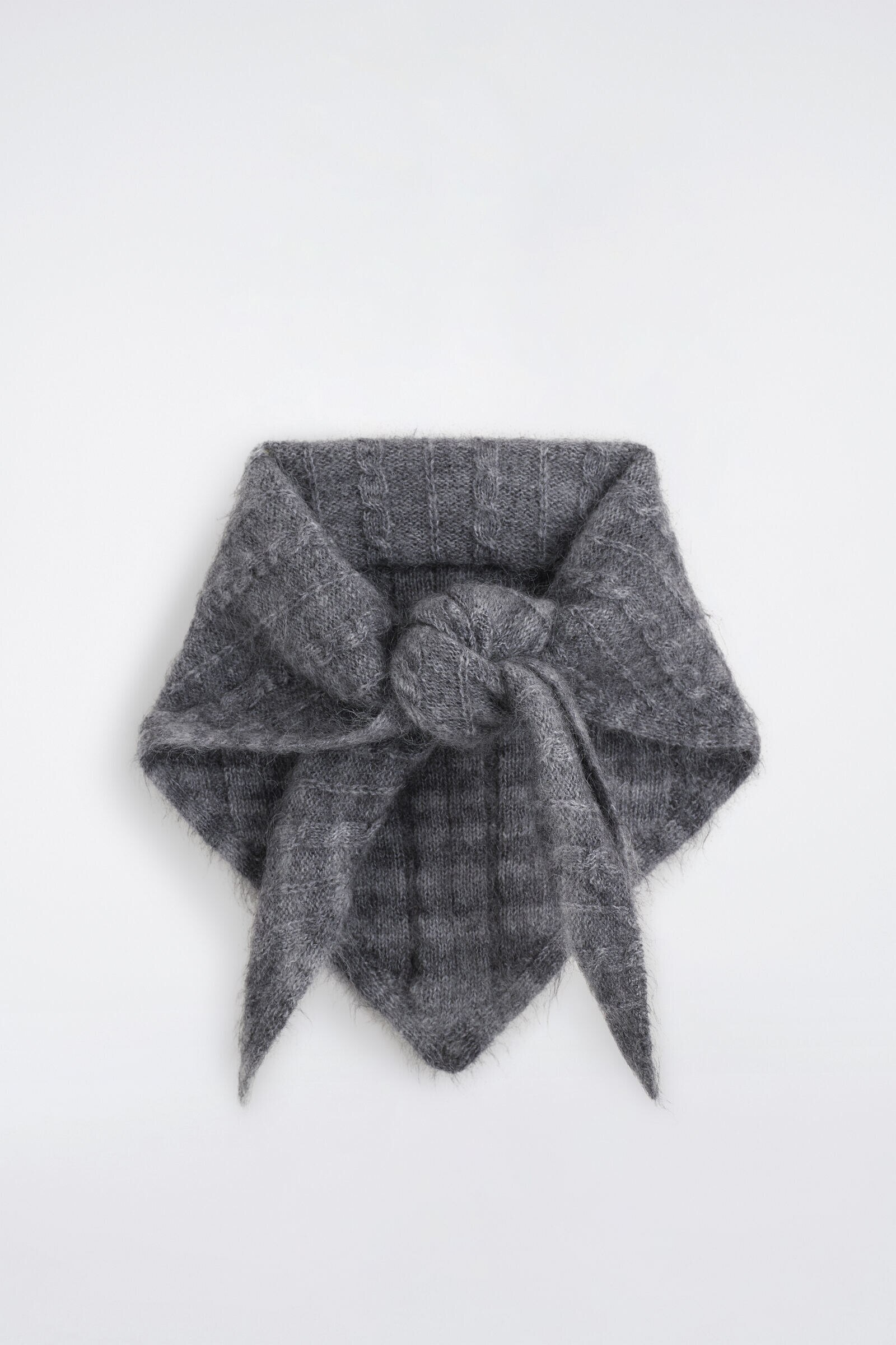 CHECKED CABLE-KNIT TRIANGLE SCARFGREY / CHECKED