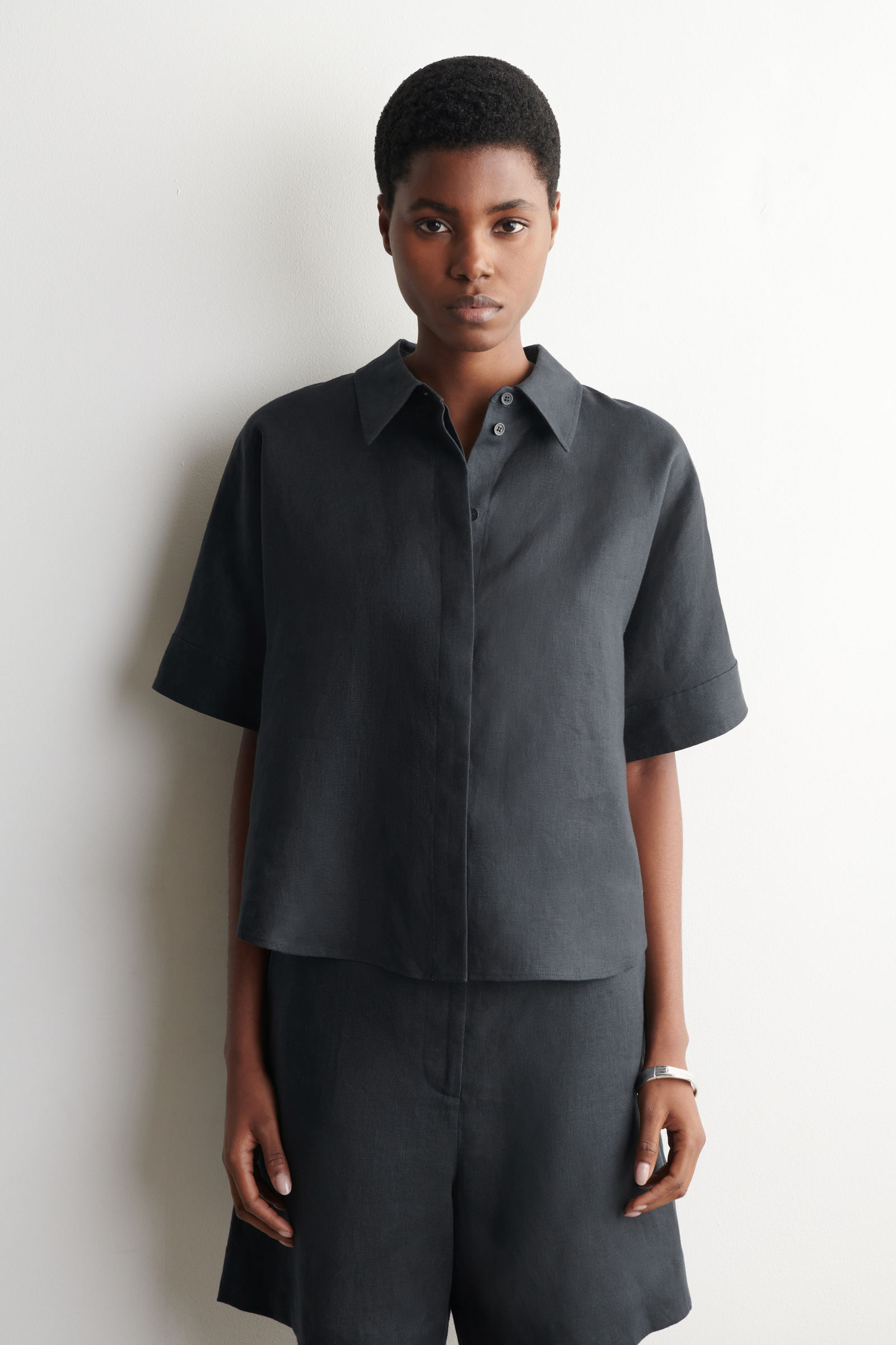 OVERSIZED SHORT-SLEEVED LINEN SHIRTWASHED BLACK