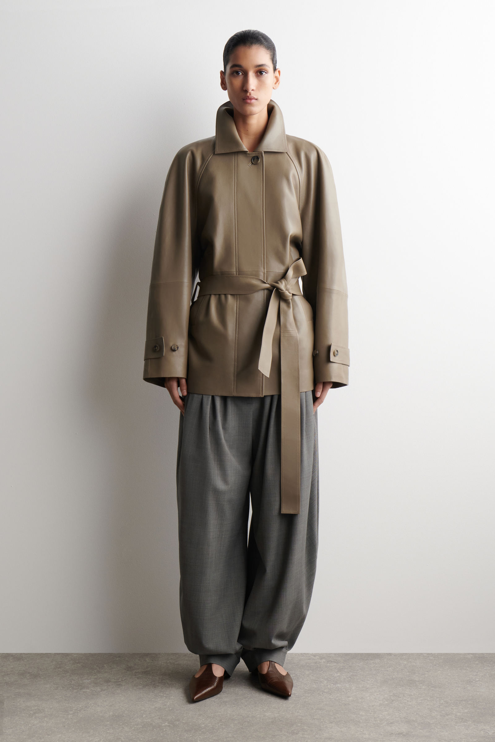 FUNNEL-NECK LEATHER SHORT TRENCH JACKETBEIGE