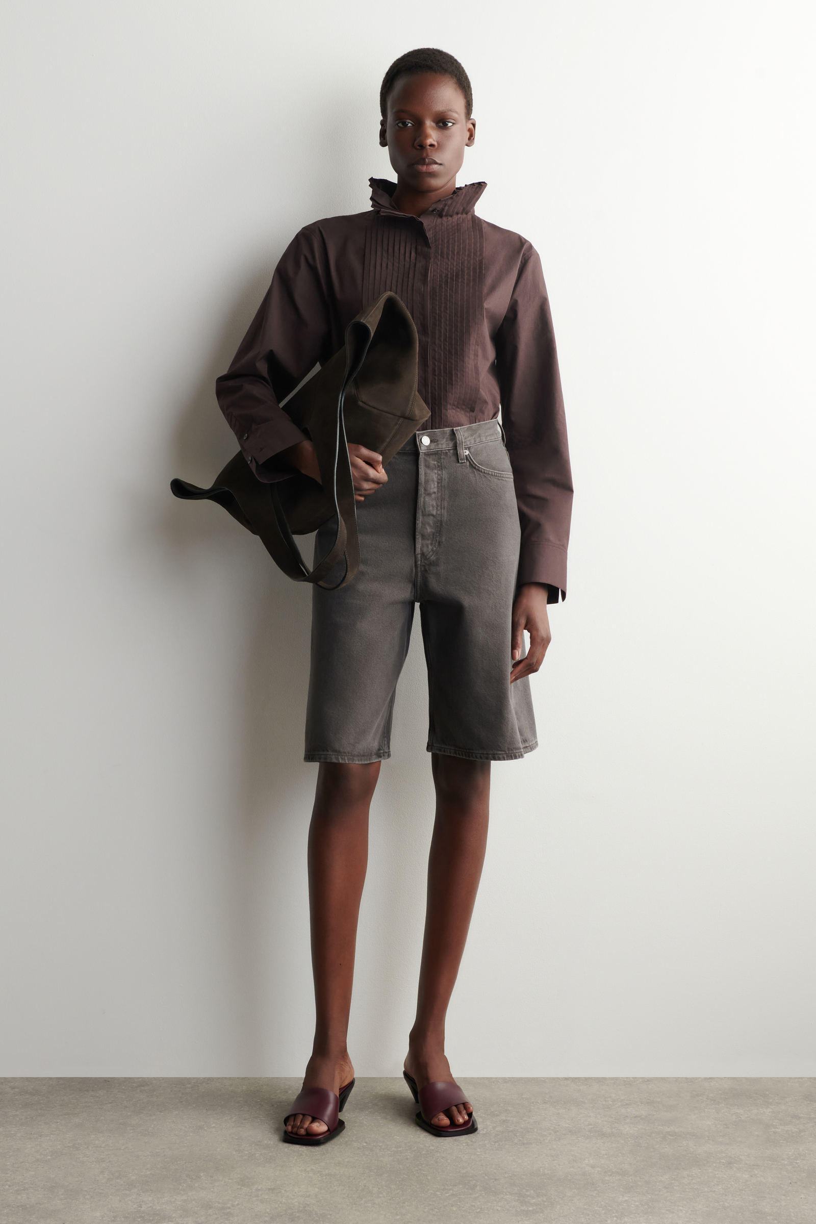 KNEE-LENGTH DENIM SHORTSDARK BROWN