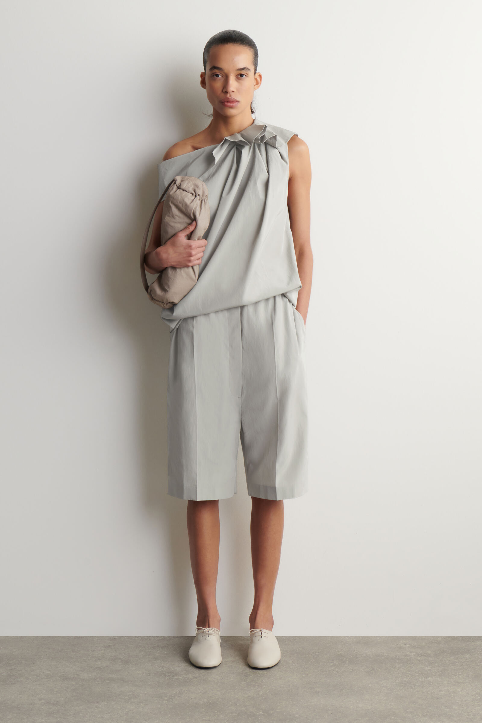 DROPPED-CROTCH TAILORED SHORTSDOVE GREY