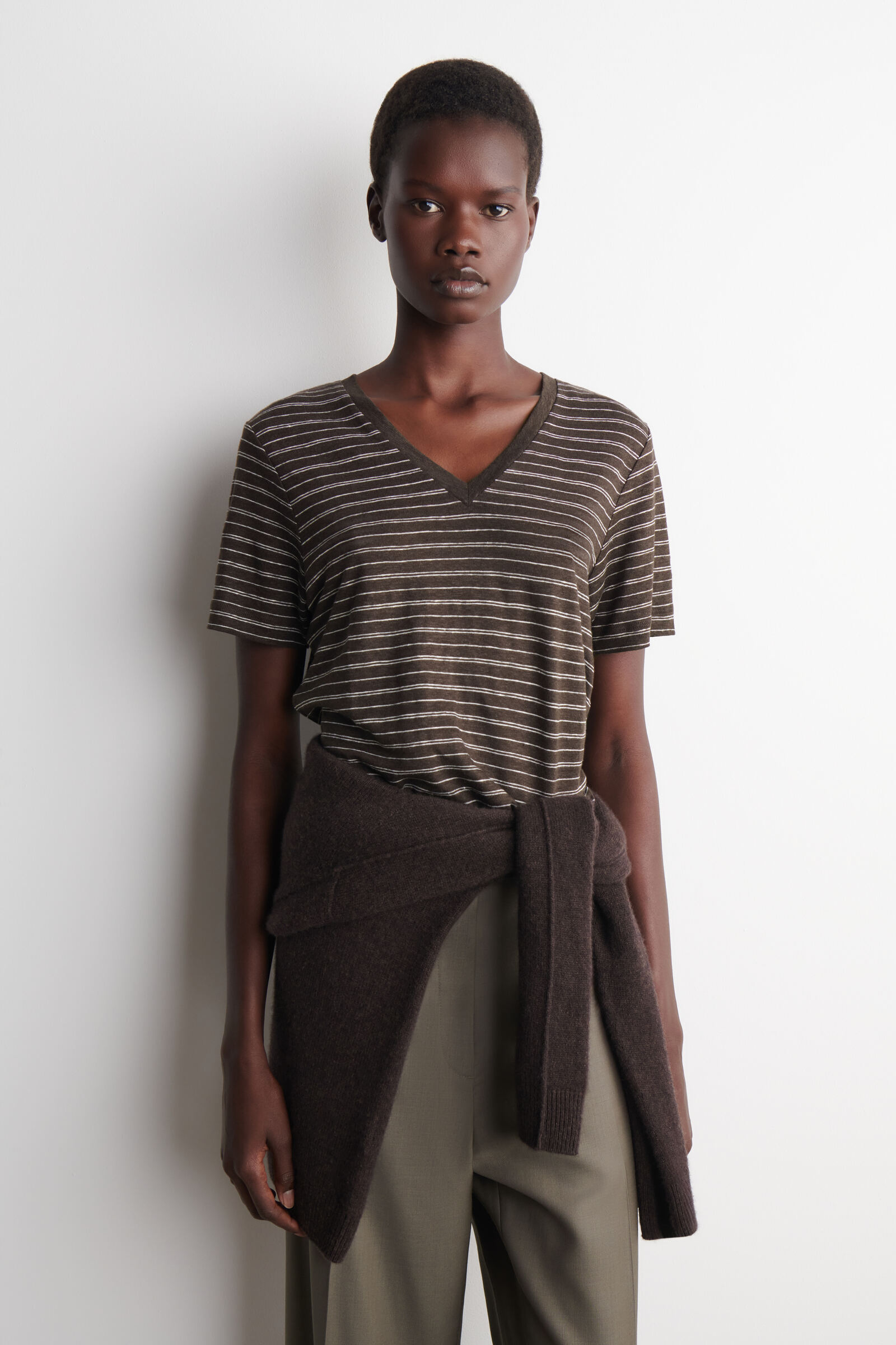 V-NECK LINEN T-SHIRTBROWN / WHITE / STRIPED