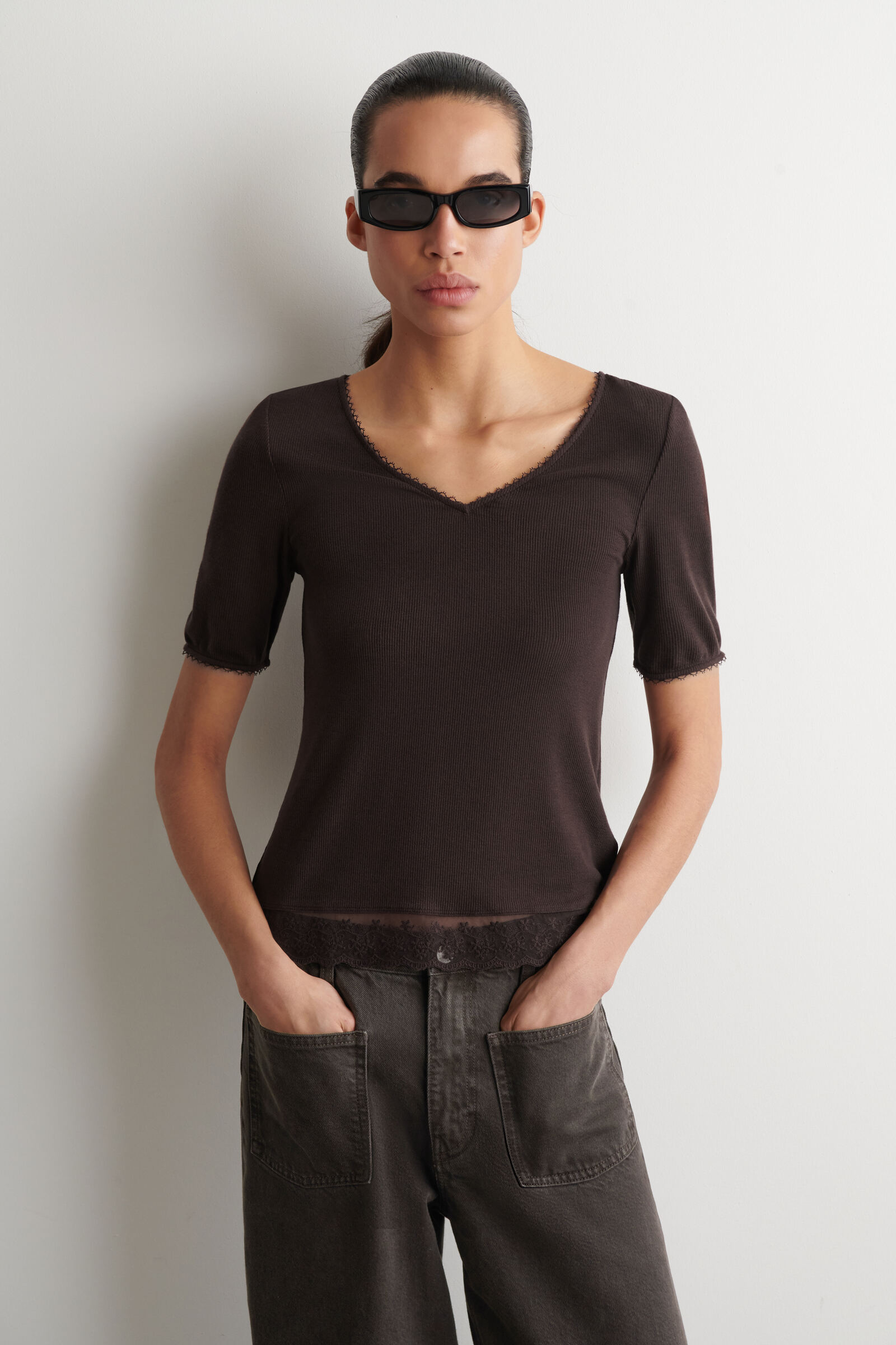 LACE-TRIMMED RIBBED V-NECK T-SHIRTDARK BROWN