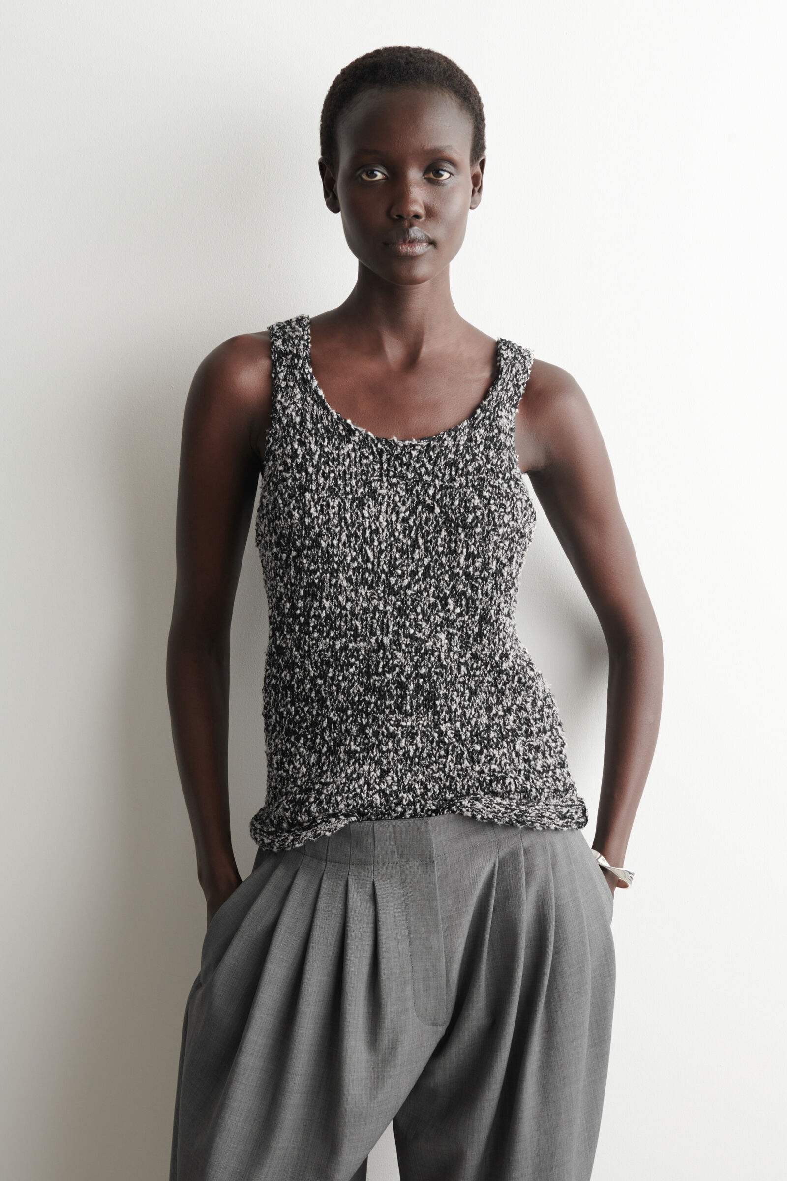 TWO-TONE CHUNKY KNITTED TANK TOPBLACK / WHITE