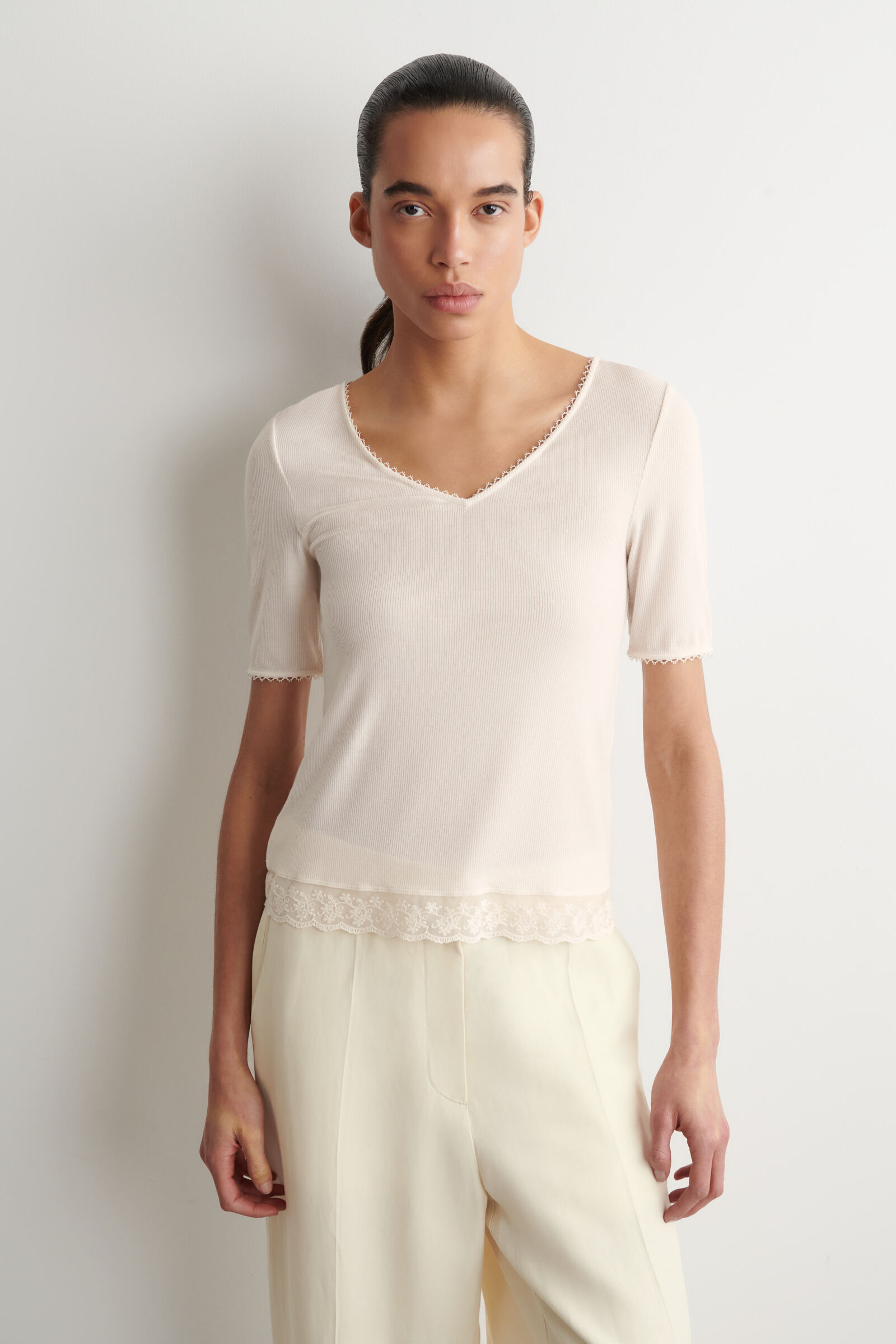 LACE-TRIMMED RIBBED V-NECK T-SHIRTWHITE