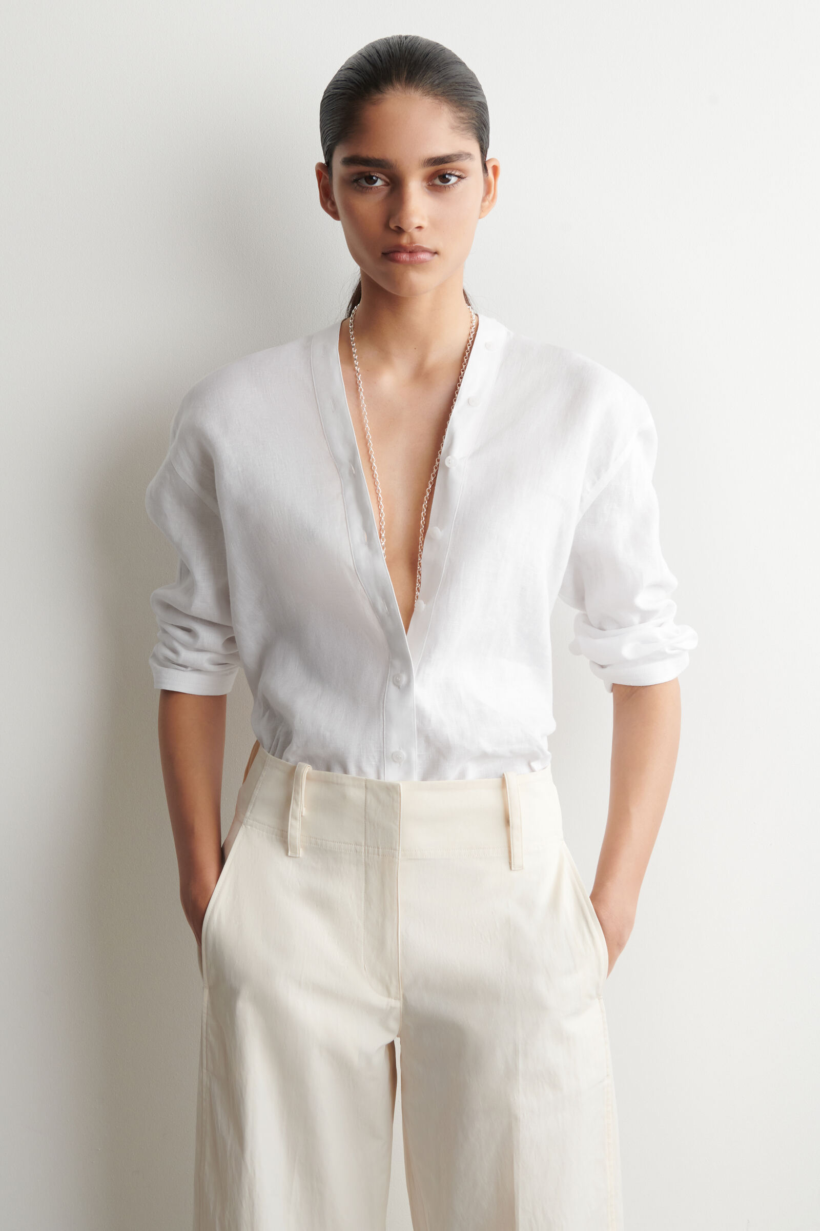 BUTTON-DETAIL LINEN V-NECK SHIRTWHITE