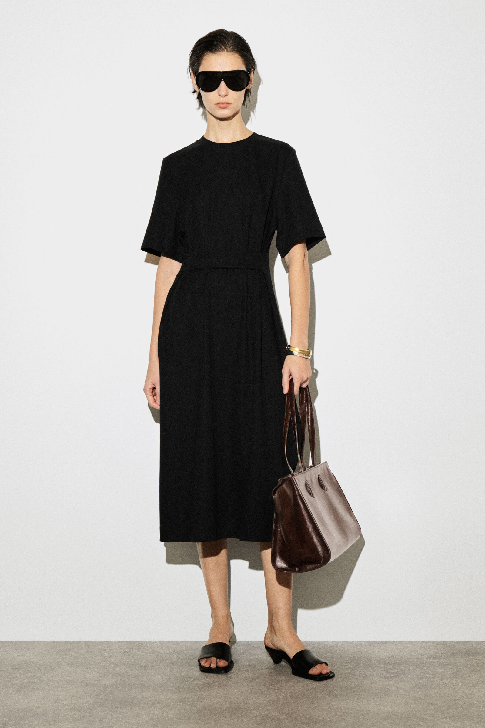 BELT-DETAIL MIDI T-SHIRT DRESSBLACK