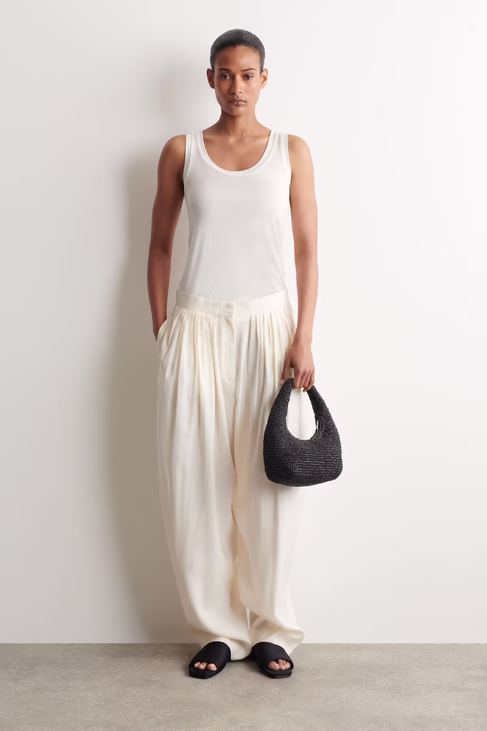 CURVED MINI SHOULDER BAG - STRAWBLACK
