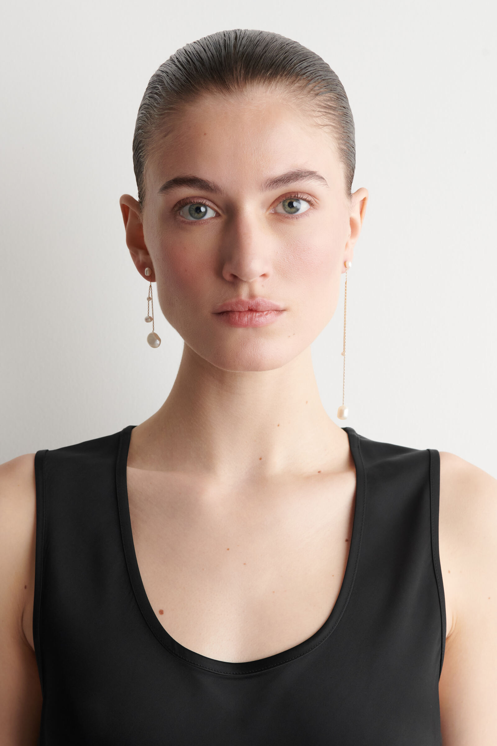 MISMATCHED CHAIN FRESHWATER PEARL EARRINGSPEARL / GOLD