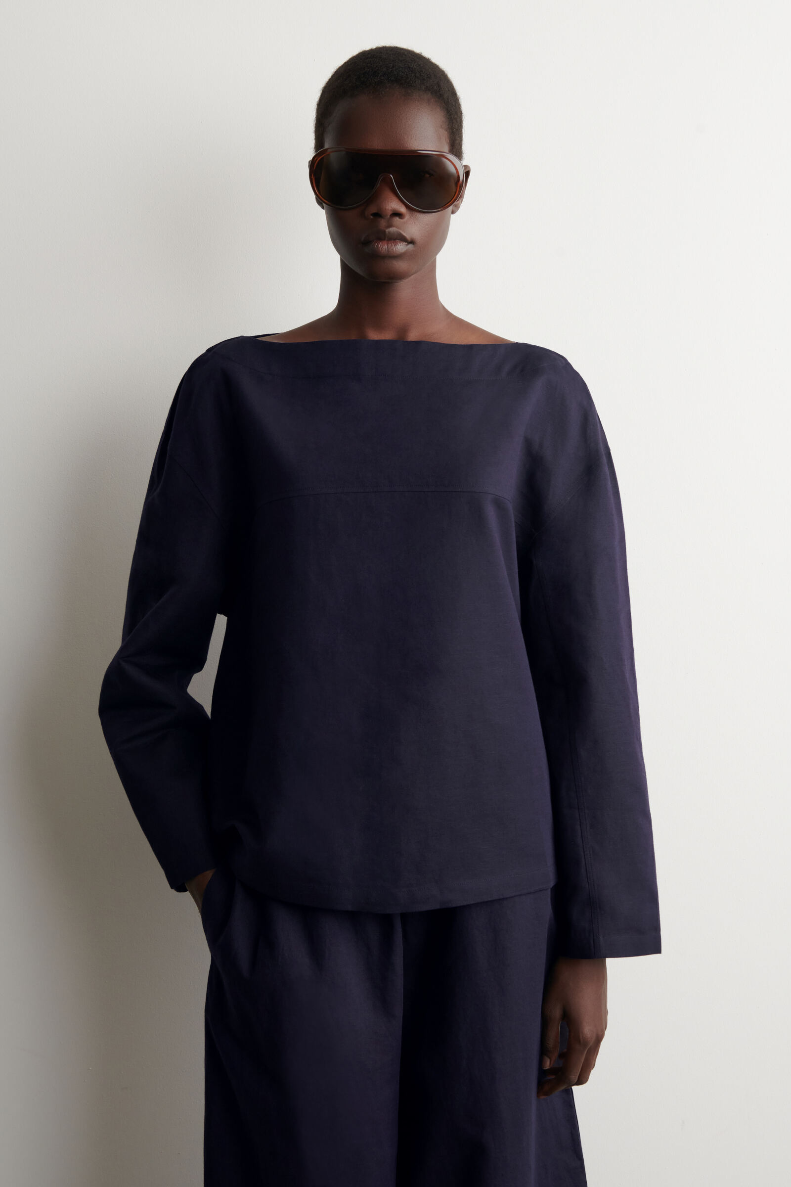 BOAT-NECK LINEN BLOUSENAVY