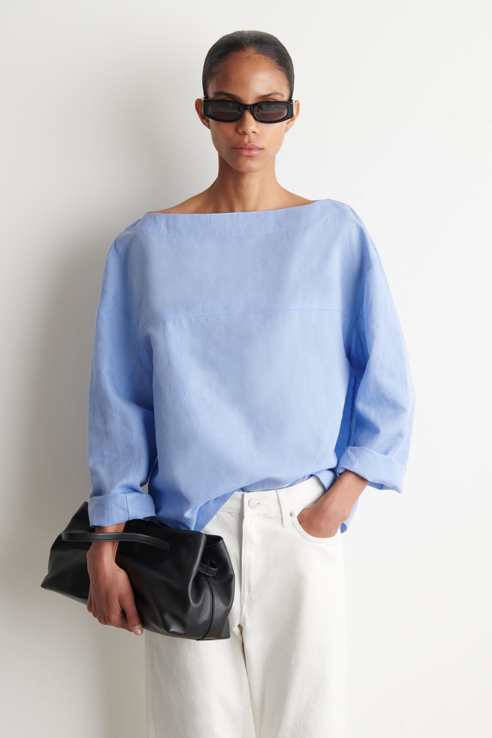 BOAT-NECK LINEN BLOUSELIGHT BLUE