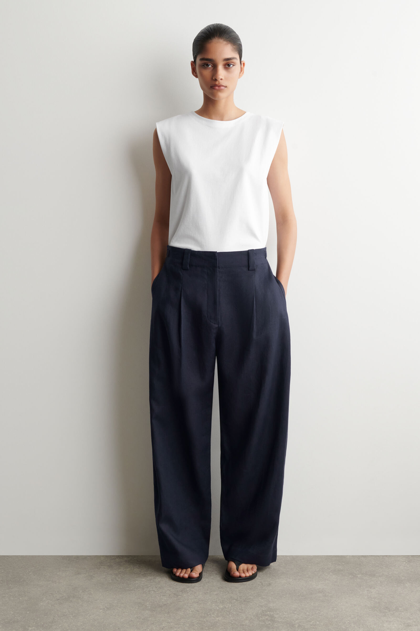 BUCKLE-DETAIL LINEN BARREL-LEG TROUSERSNAVY