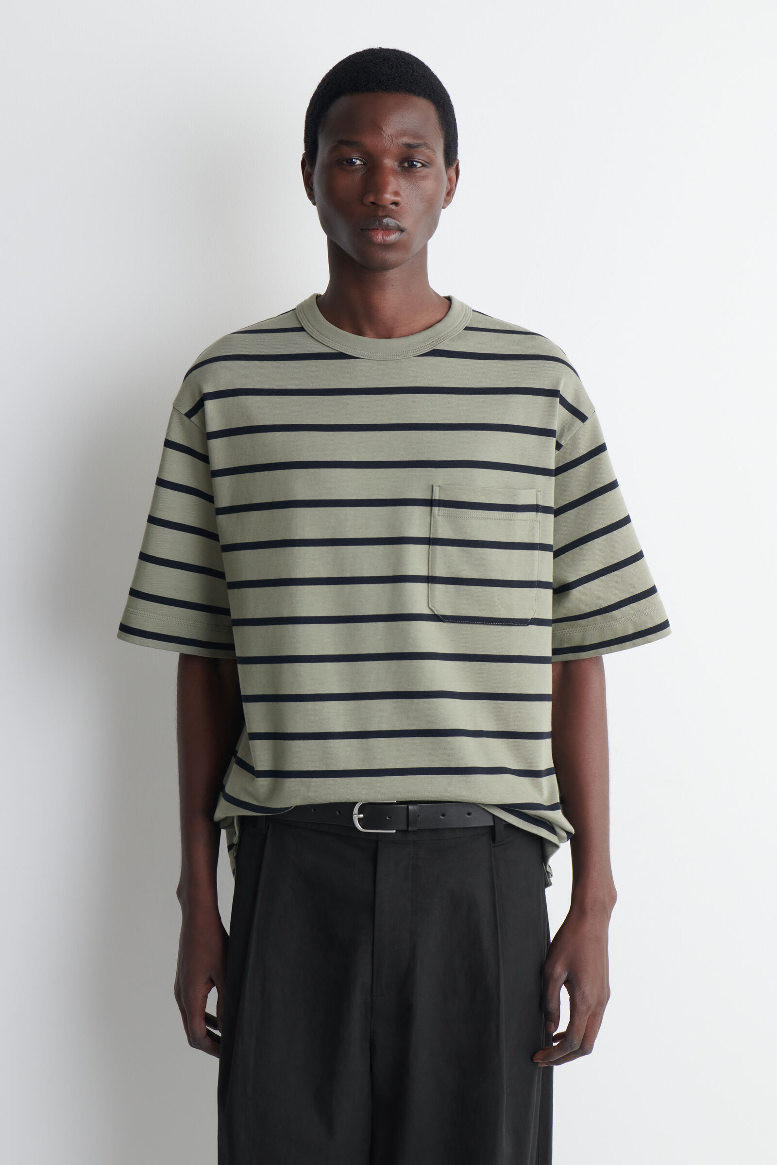 OVERSIZED POCKET-DETAIL T-SHIRTKHAKI / BLACK / STRIPED