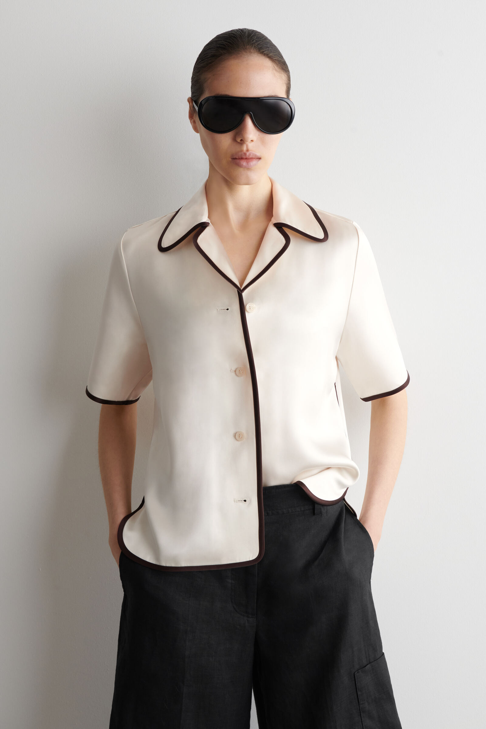 CONTRAST-PIPED SATIN SHIRTCREAM / BROWN