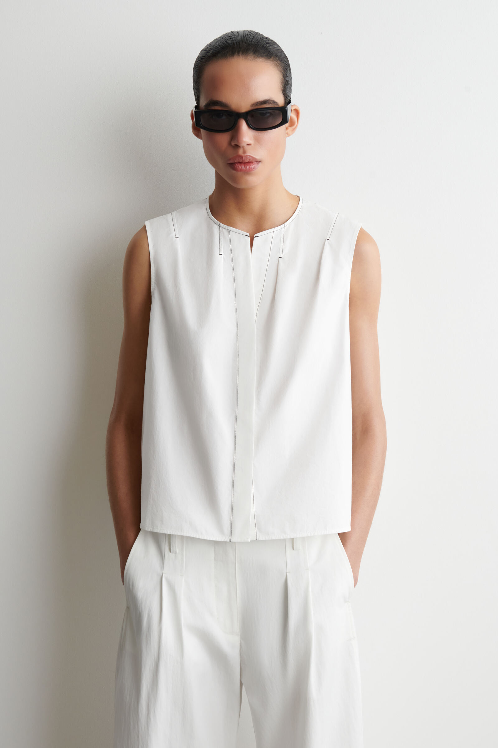 PLEATED SLEEVELESS TOPWHITE