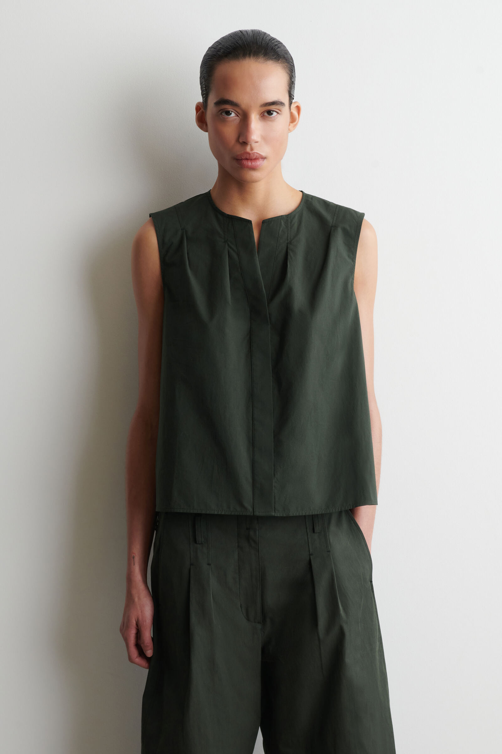 PLEATED SLEEVELESS TOPDARK GREEN