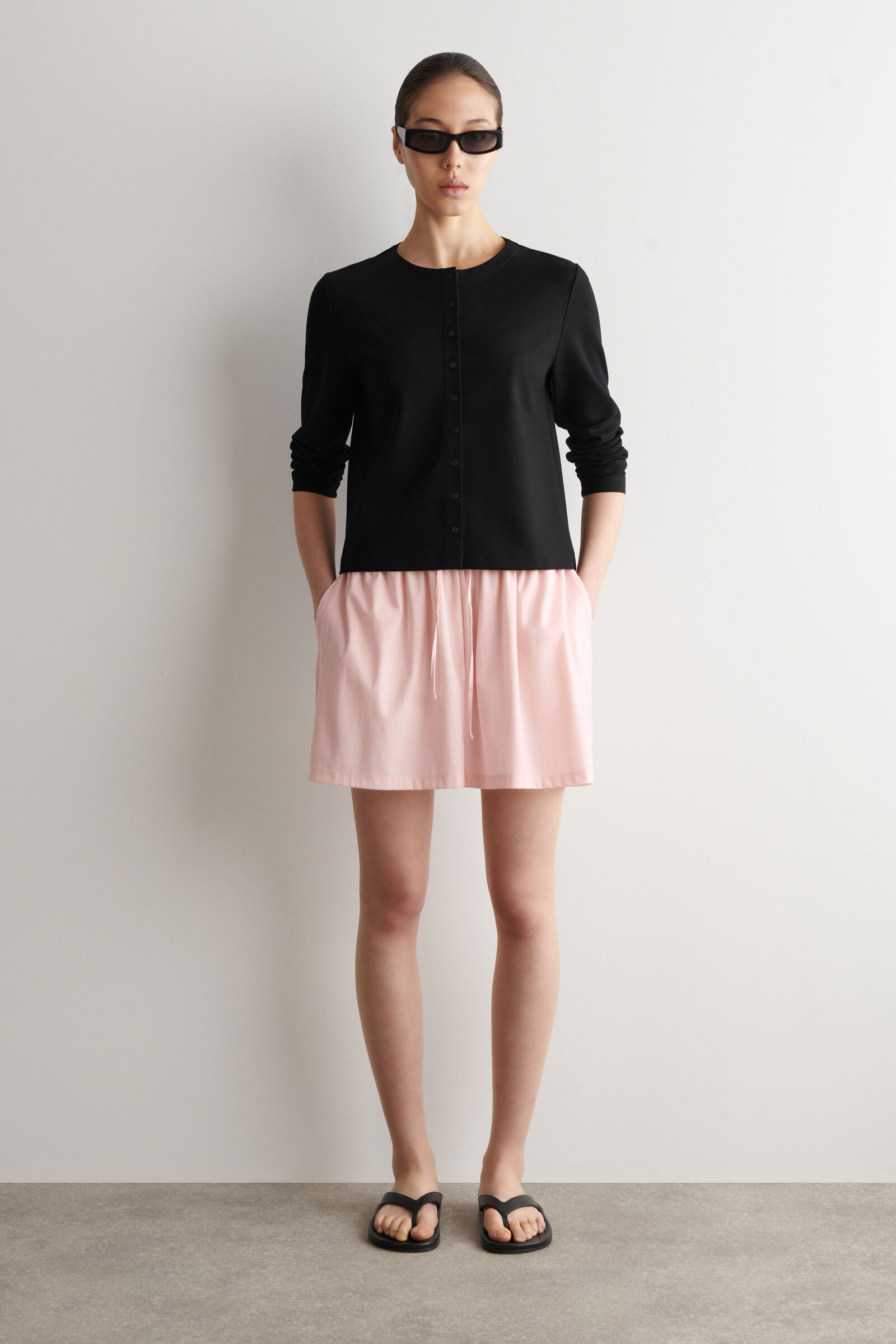 RUCHED-WAIST SHORTSBLACK