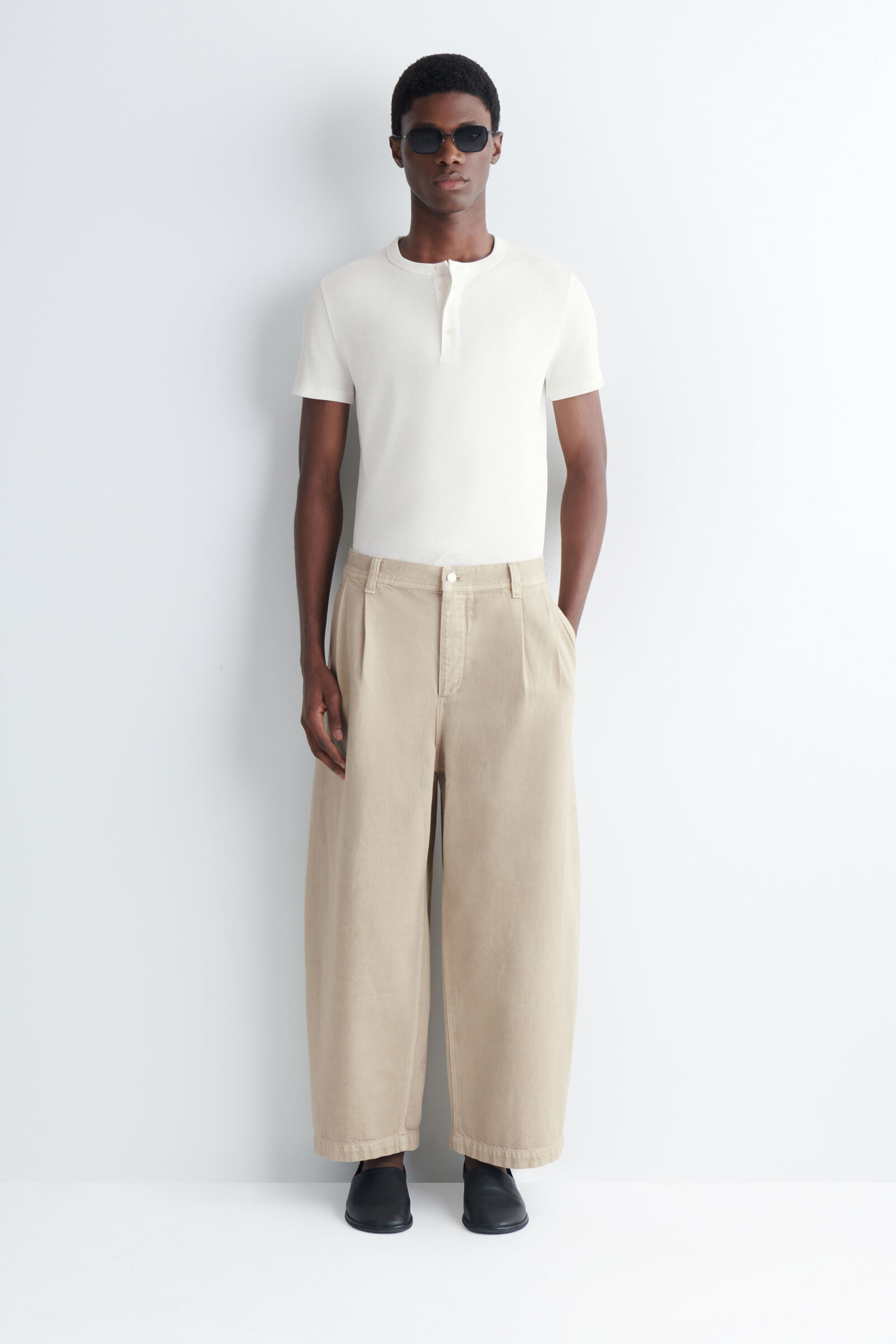PLEATED DENIM RELAXED-FIT BARREL-LEG TROUSERSBEIGE