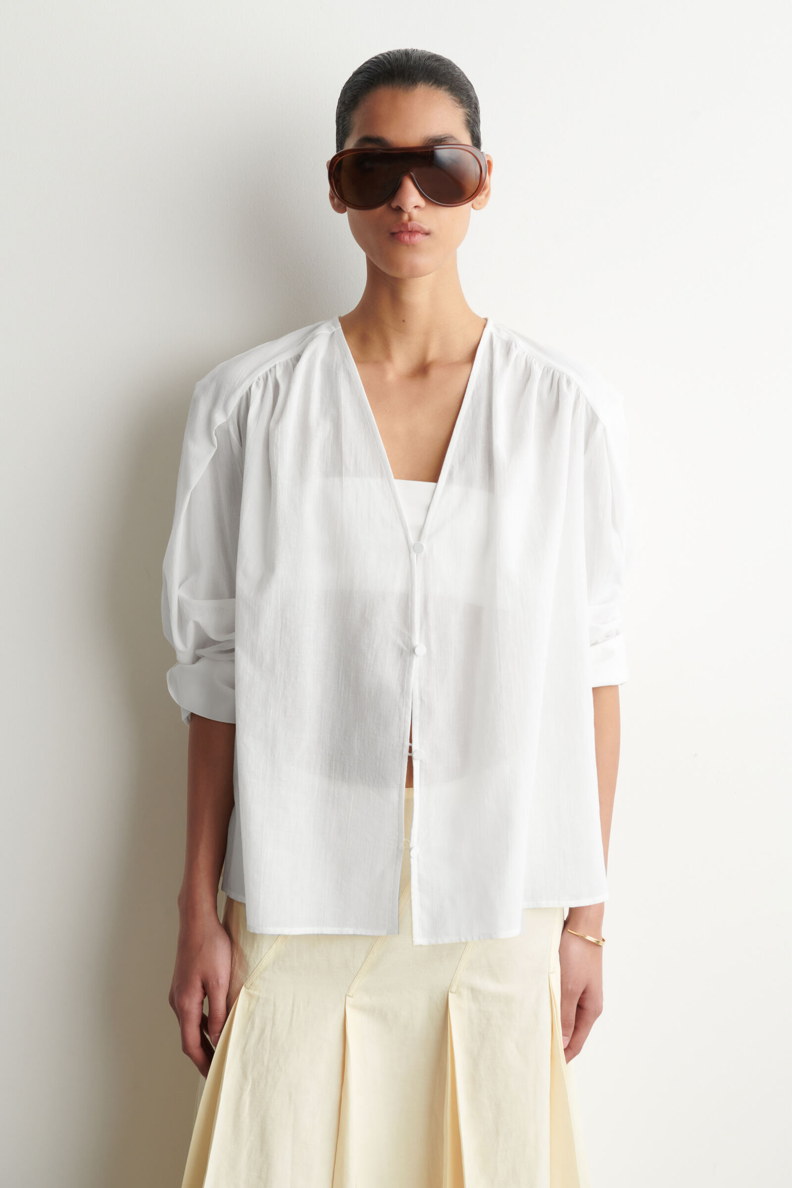GATHERED LIGHTWEIGHT COTTON V-NECK SHIRTWHITE