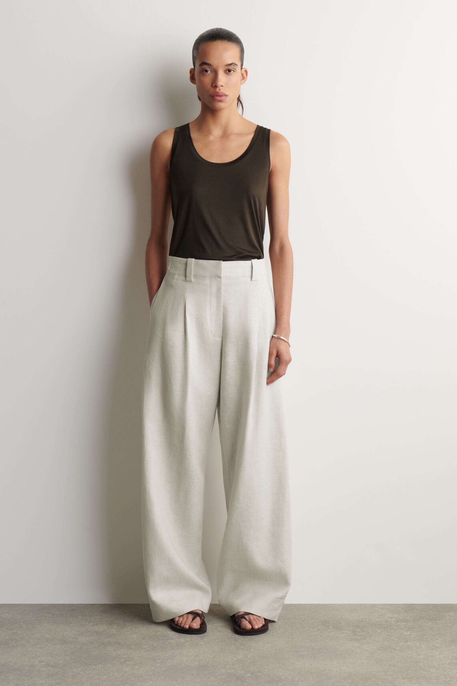 BUCKLE-DETAIL LINEN BARREL-LEG TROUSERSBEIGE