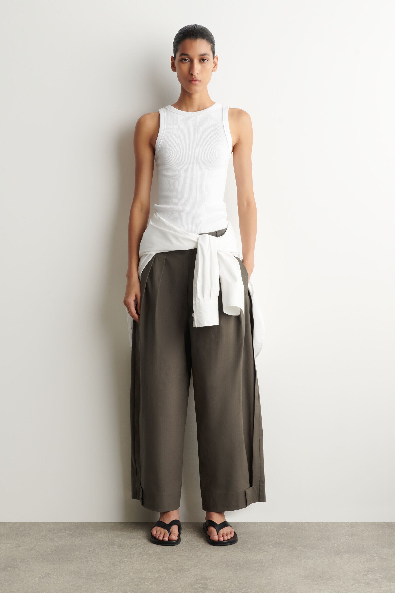 PLEATED COTTON TAPERED UTILITY TROUSERSBROWN