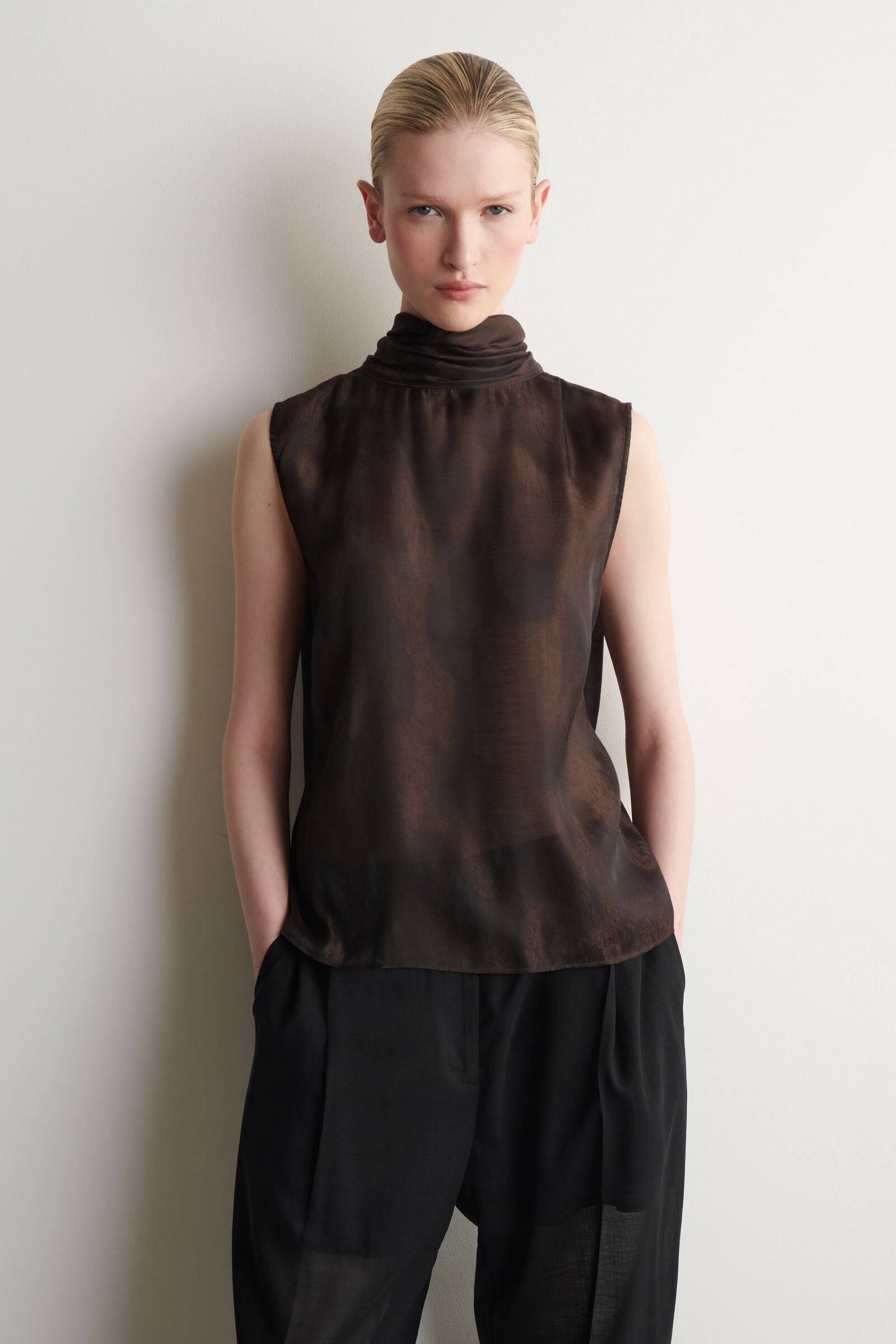 ANIMAL-JACQUARD SCARF-DETAIL BLOUSEBROWN / ANIMAL EFFECT