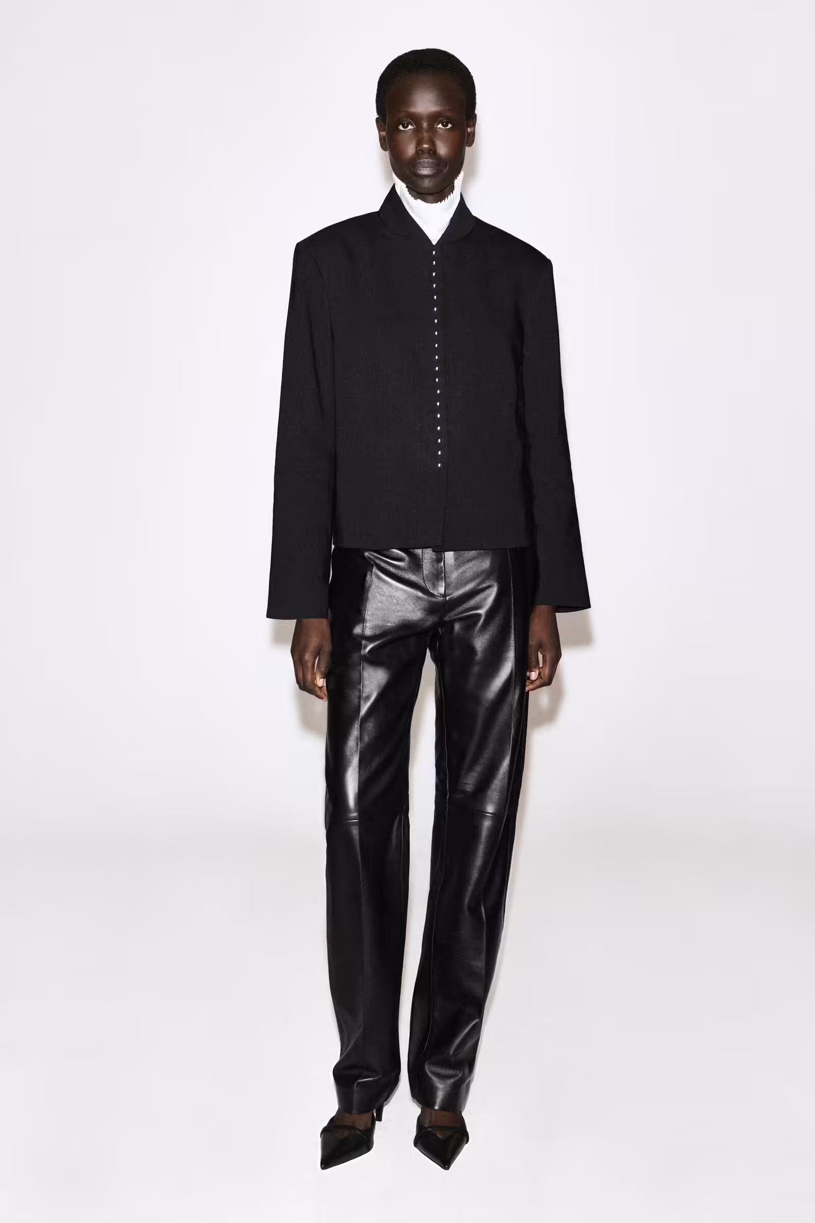 STUD-DETAIL CROPPED LINEN BLAZERBLACK
