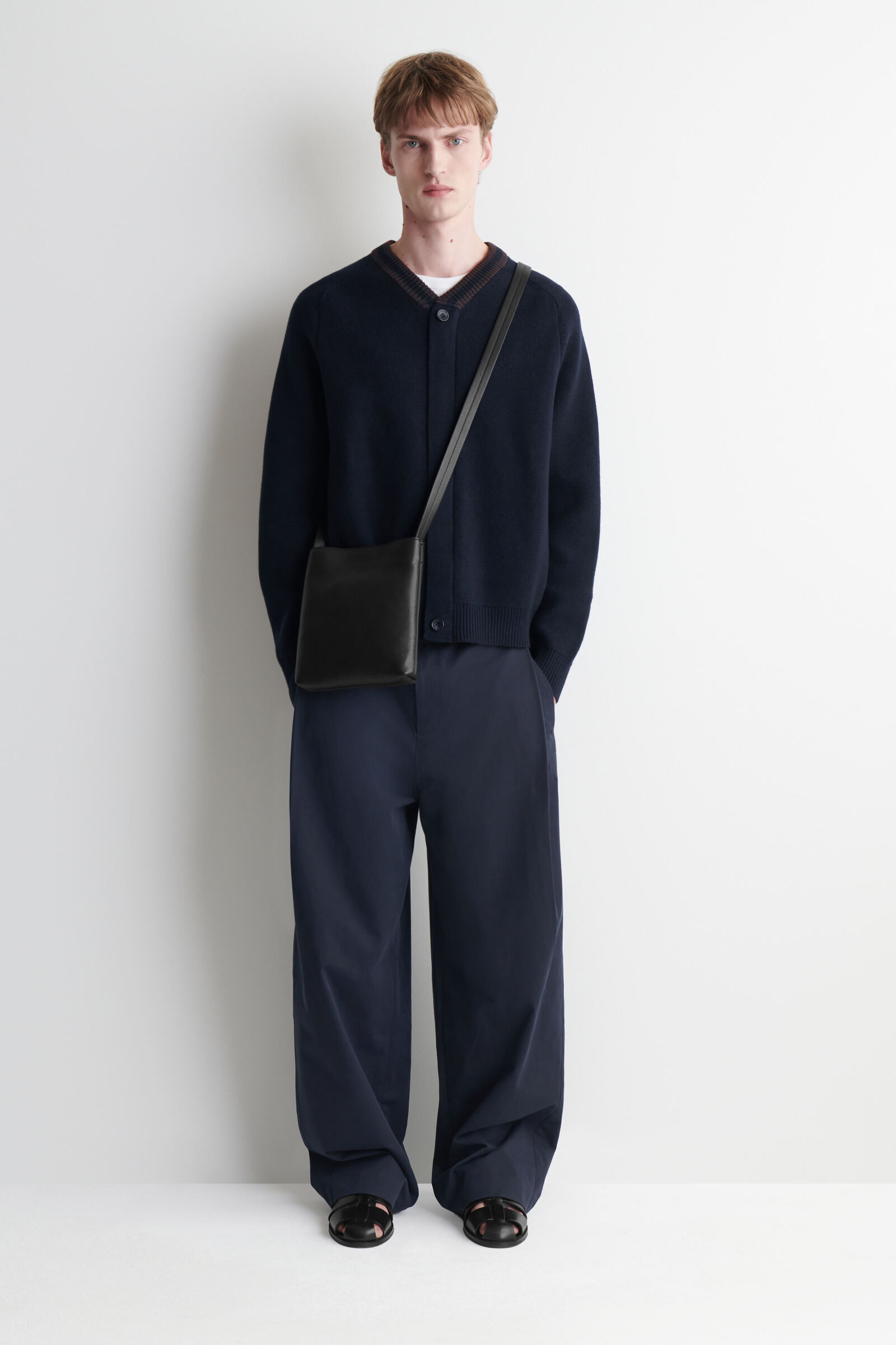 CITY CROSSBODY BAG - GRAINED-LEATHERBLACK